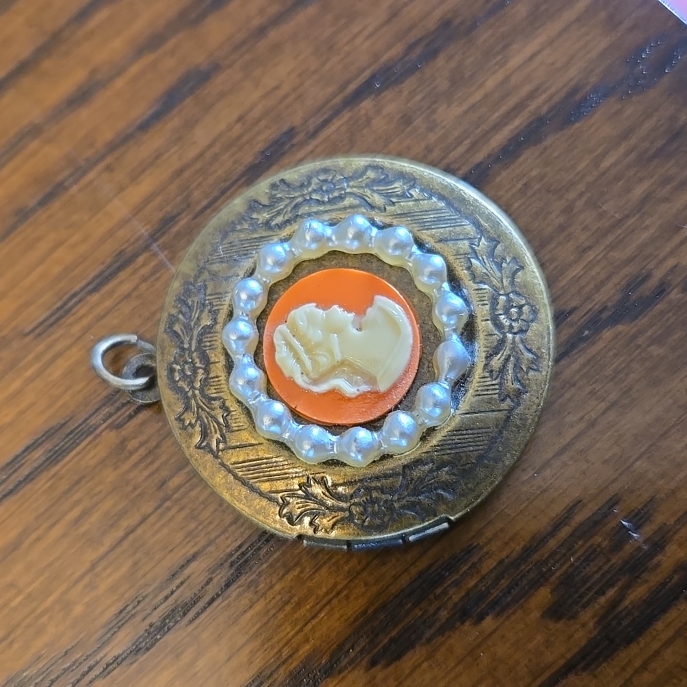 Cameo Locket - Picture 2 of 5